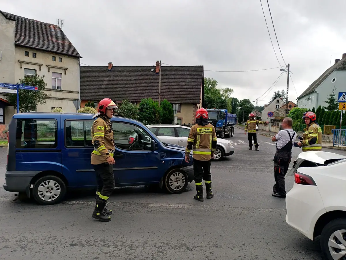 Zderzenie dwóch pojazdów przy ulicy Widok w Bolesławcu