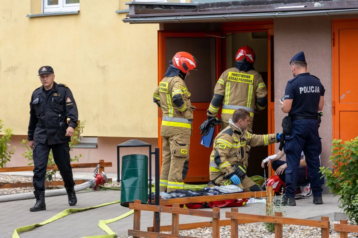 Strażak udzielający pierwszej pomocy poszkodowanemu mężczyźnie