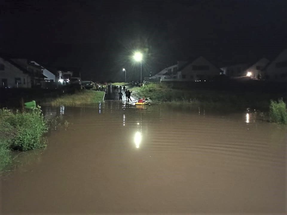 Woda na nowym osiedlu w Dobrej