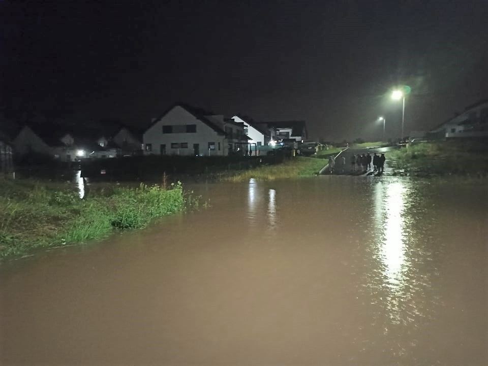 Woda na nowym osiedlu w Dobrej