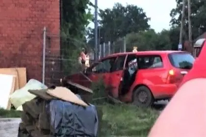 Auto po uderzeniu w dom