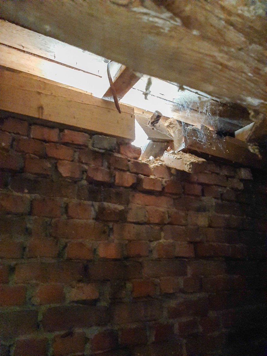 Zawalony dom ludowy w Nowej Wsi