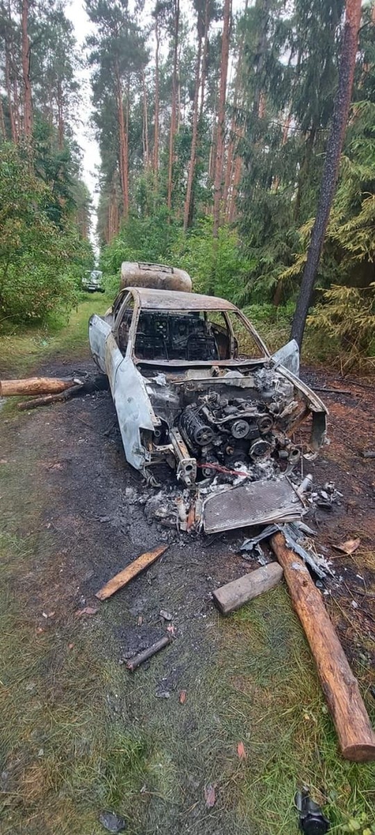Wrak spalonego i okradzionego auta straszy w Leśnictwie Tomaszów