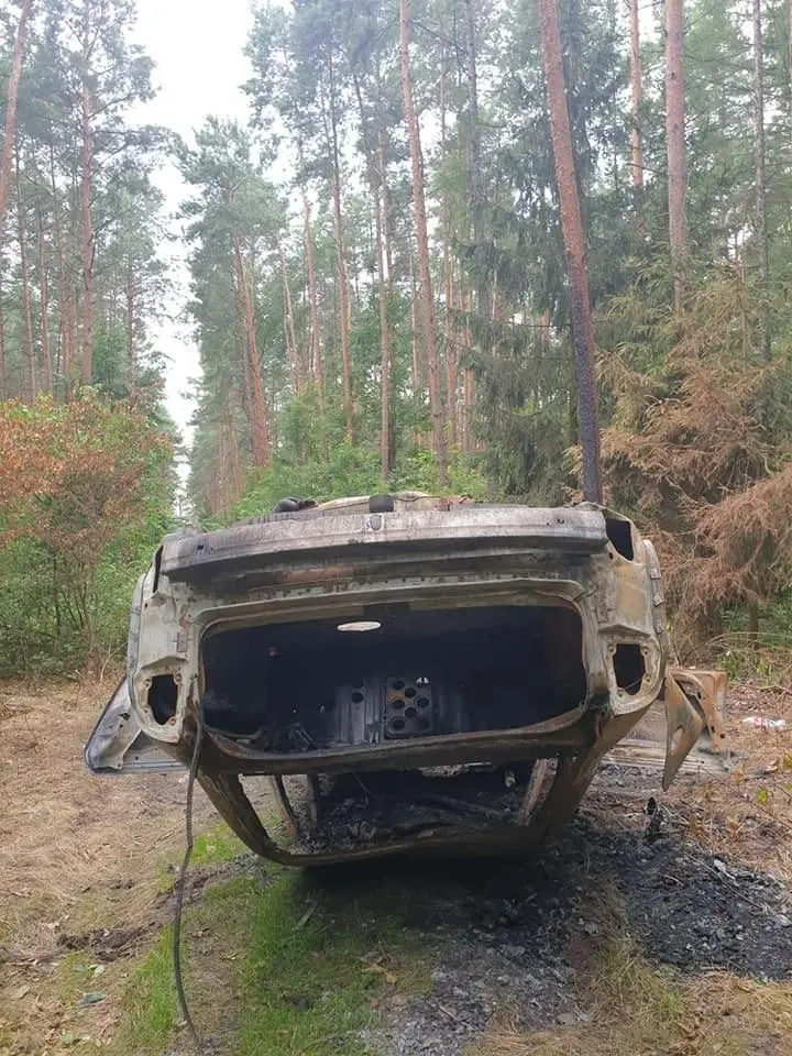 Wrak spalonego i okradzionego auta straszy w Leśnictwie Tomaszów