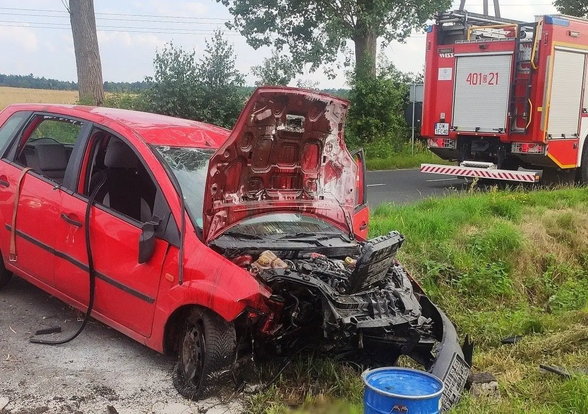 Auto uderzyło w przepust drogowy w Zabłociu