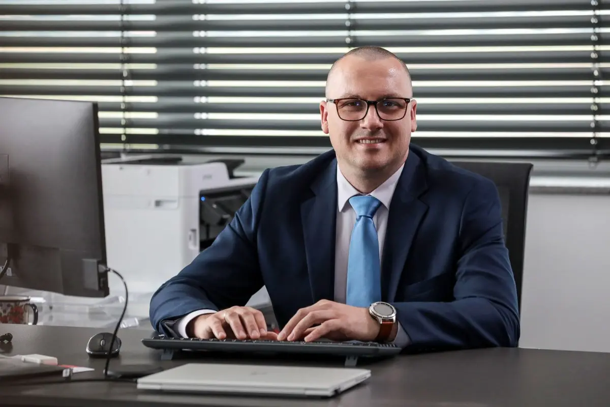 Piotr Bonarski, dyrektor fabryki wełny mineralnej w Wykrotach