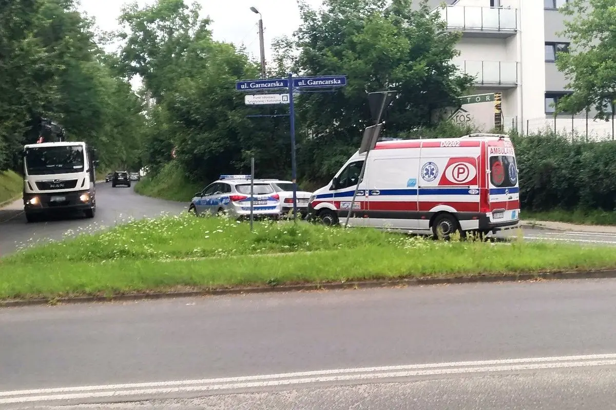 Auto uderzyło w znak drogowy przy skrzyżowaniu Garncarskiej z Lubańską