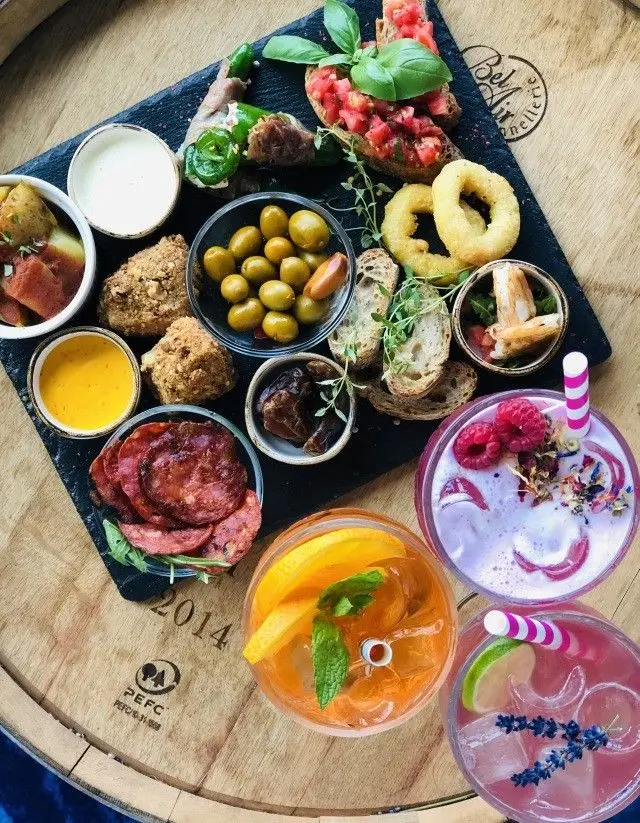 Weekend z hiszpańskimi tapas i bąbelkami w Winestone!