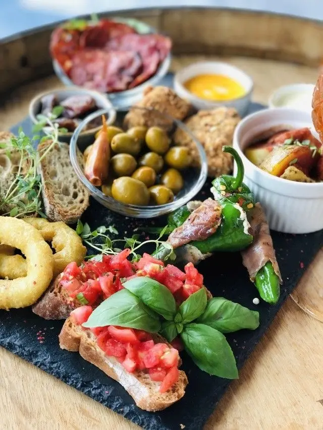 Weekend z hiszpańskimi tapas i bąbelkami w Winestone!
