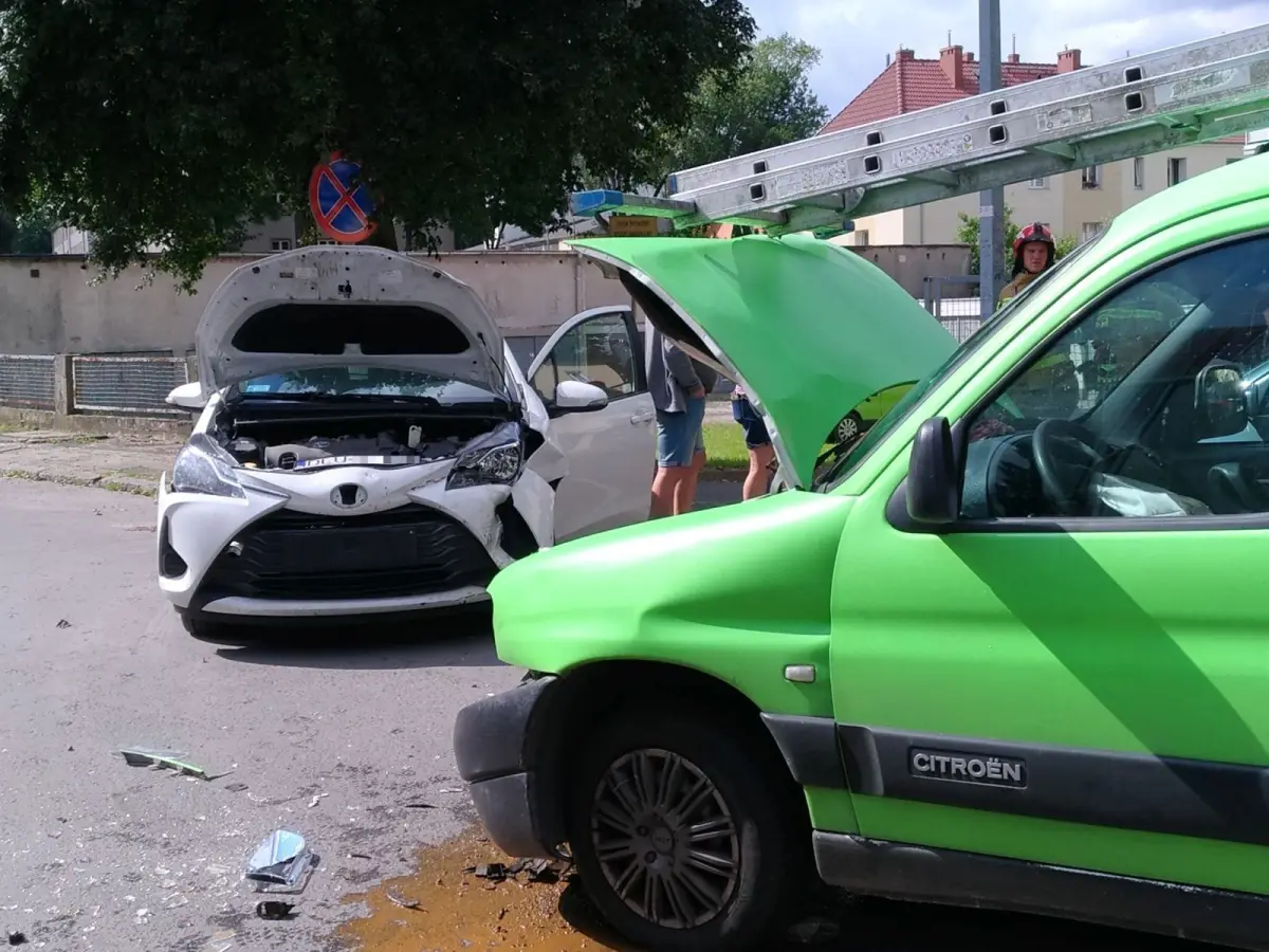 Zderzenie dwóch aut przy Łasickiej