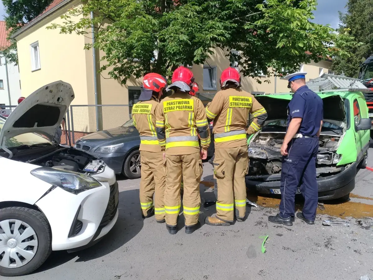 Zderzenie dwóch aut przy Łasickiej