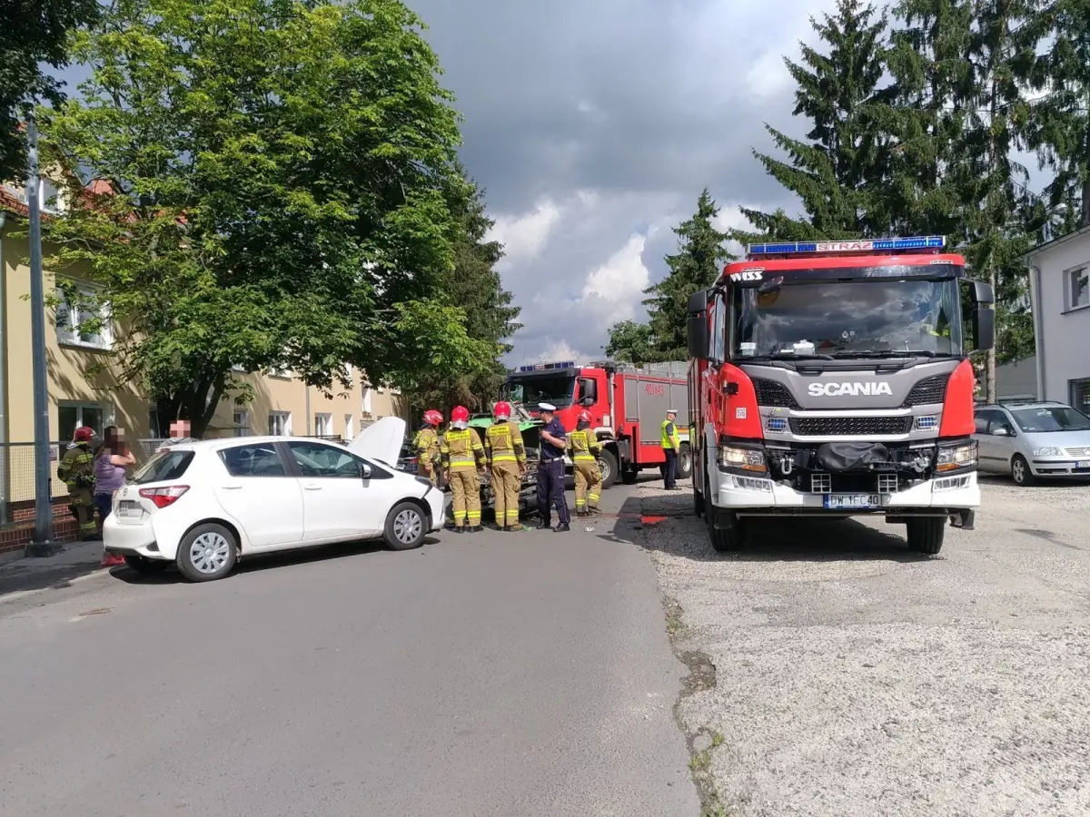 Zderzenie dwóch aut przy Łasickiej