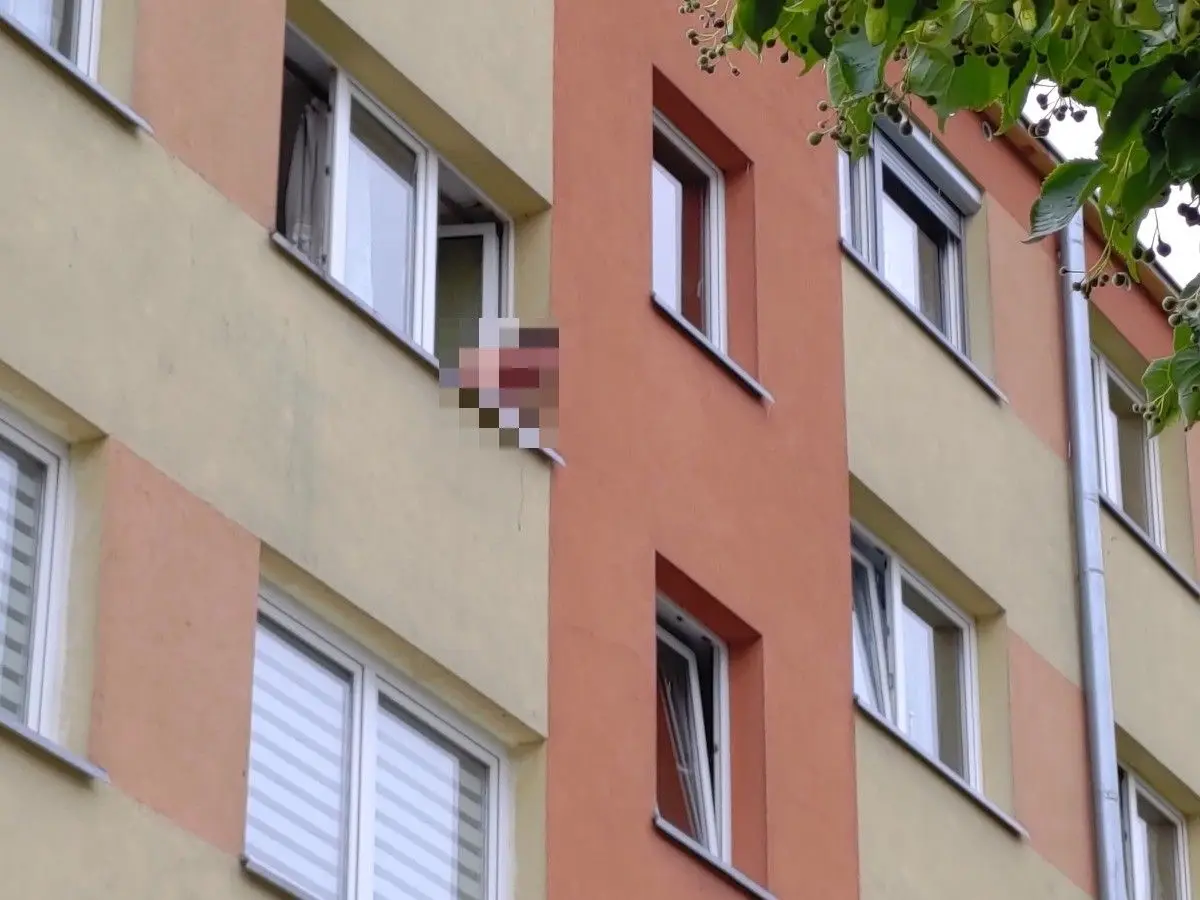 Akcja służb na Jana Pawła II. Zabarykadował się w mieszkaniu