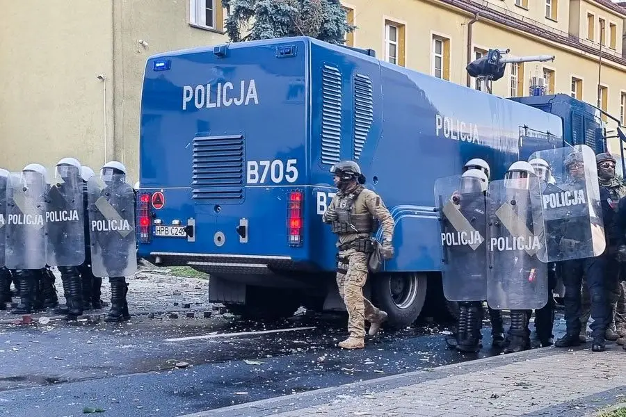 Zamieszki w Lubinie przed komendą policji
