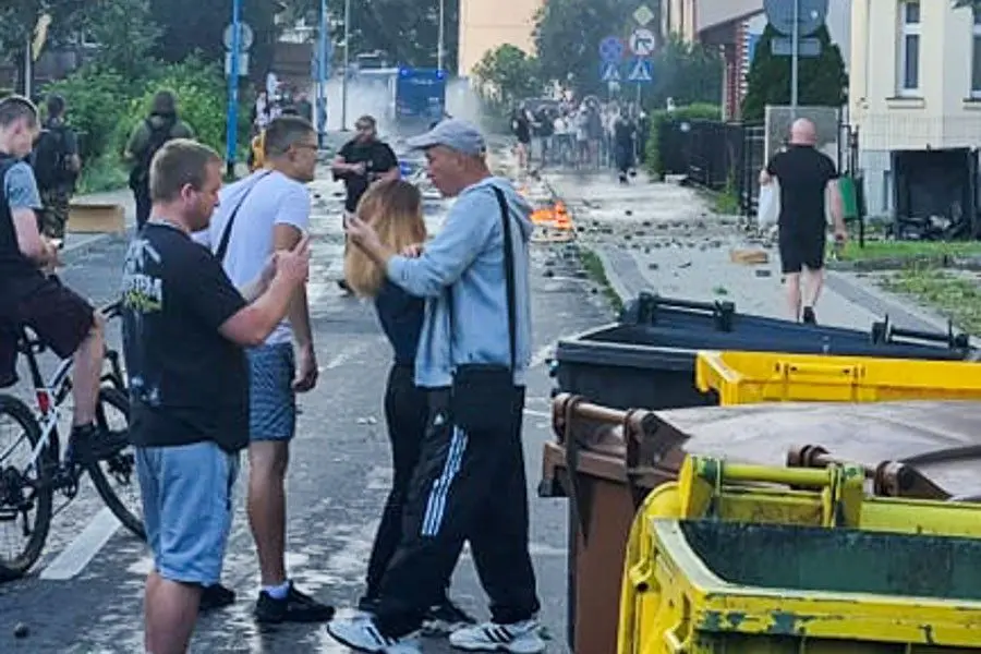 Zamieszki w Lubinie przed komendą policji