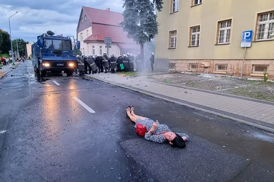 Zamieszki w Lubinie przed komendą policji