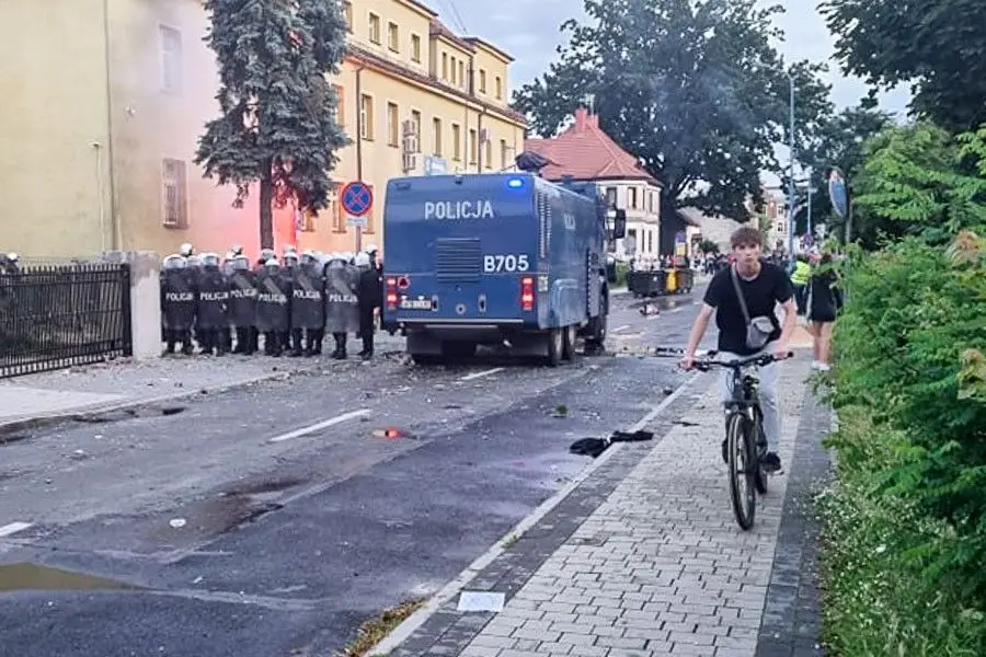 Zamieszki w Lubinie przed komendą policji