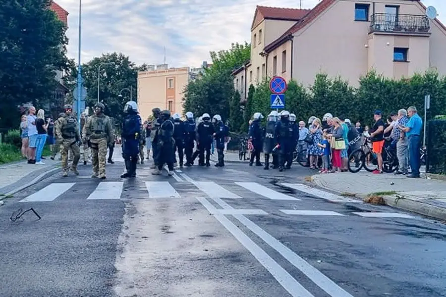 Zamieszki w Lubinie przed komendą policji