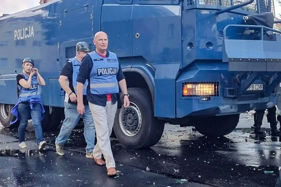 Zamieszki w Lubinie przed komendą policji