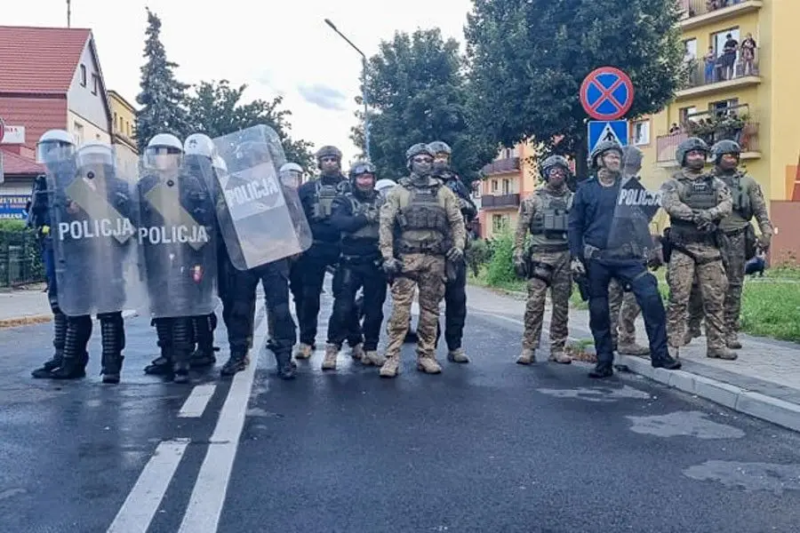 Zamieszki w Lubinie przed komendą policji