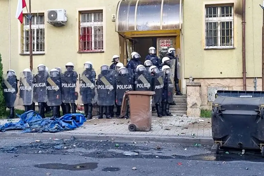 Zamieszki w Lubinie przed komendą policji