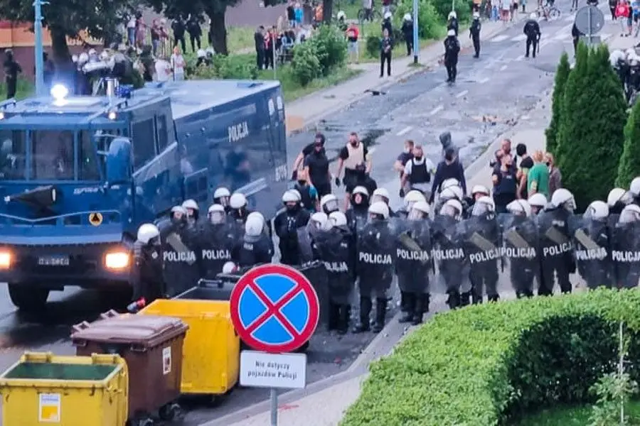 Zamieszki w Lubinie przed komendą policji