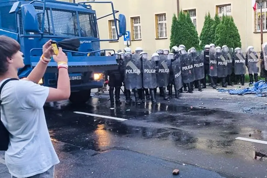 Zamieszki w Lubinie przed komendą policji