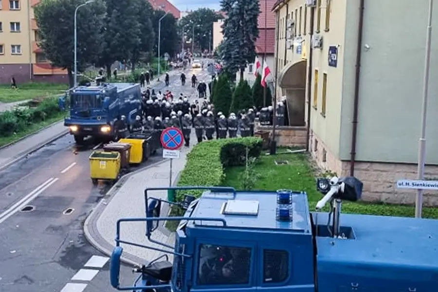 Zamieszki w Lubinie przed komendą policji