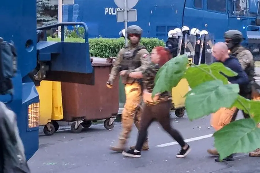 Zamieszki w Lubinie przed komendą policji