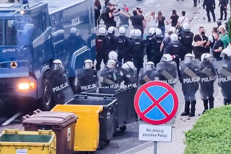 Zamieszki w Lubinie przed komendą policji