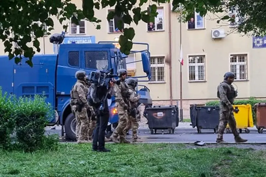 Zamieszki w Lubinie przed komendą policji