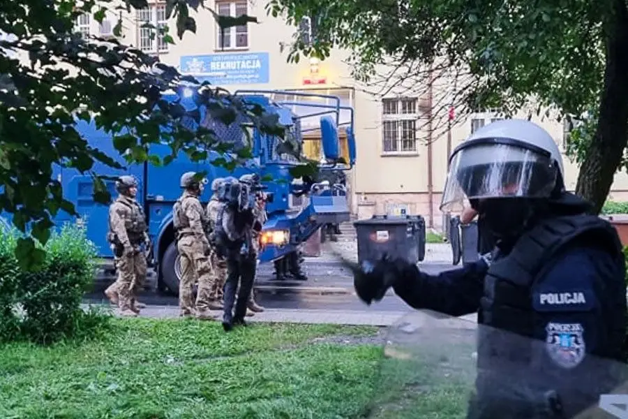 Zamieszki w Lubinie przed komendą policji