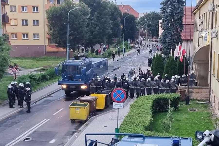 Zamieszki w Lubinie przed komendą policji