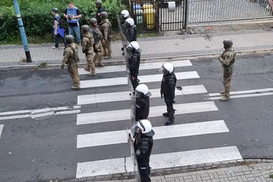 Zamieszki w Lubinie przed komendą policji
