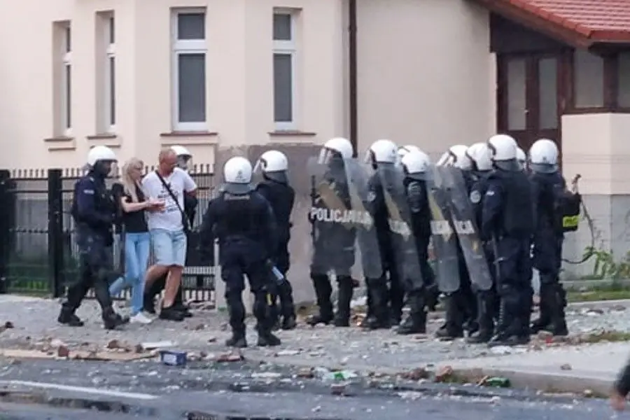 Zamieszki w Lubinie przed komendą policji