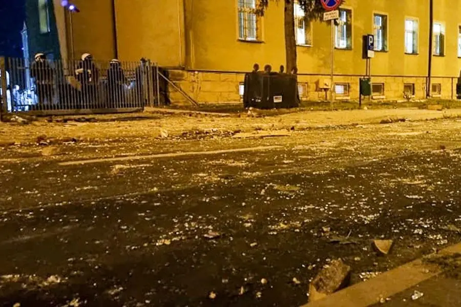 Zamieszki w Lubinie przed komendą policji