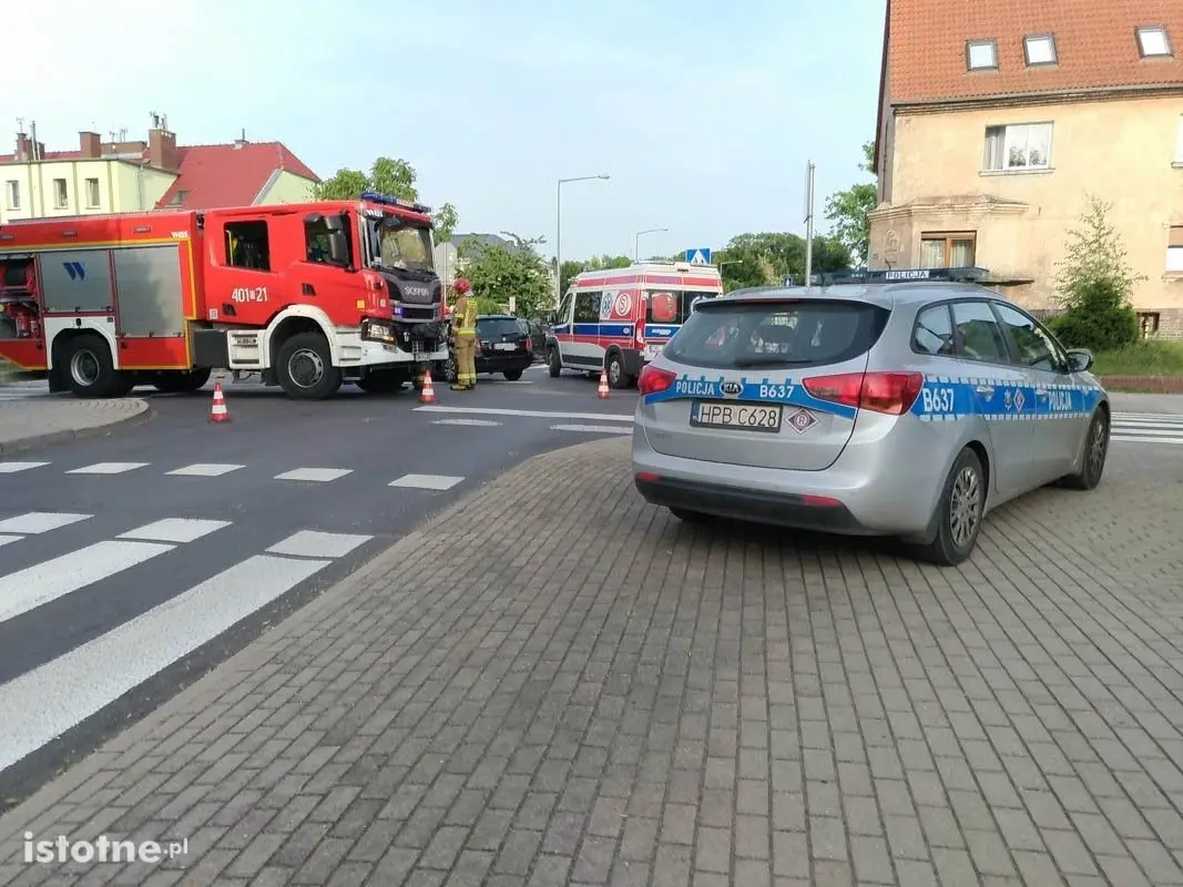 Zderzenie dwóch aut na skrzyżowaniu ulicy Piastów ze Spokojną