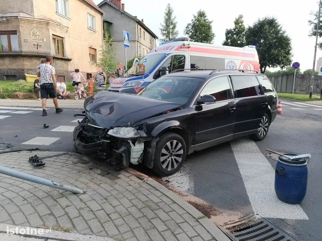 Zderzenie dwóch aut na skrzyżowaniu ulicy Piastów ze Spokojną