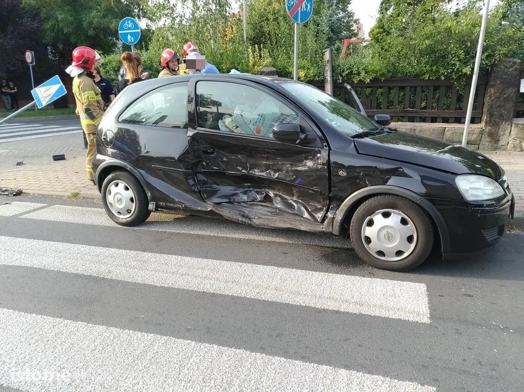 Zderzenie dwóch aut na skrzyżowaniu ulicy Piastów ze Spokojną