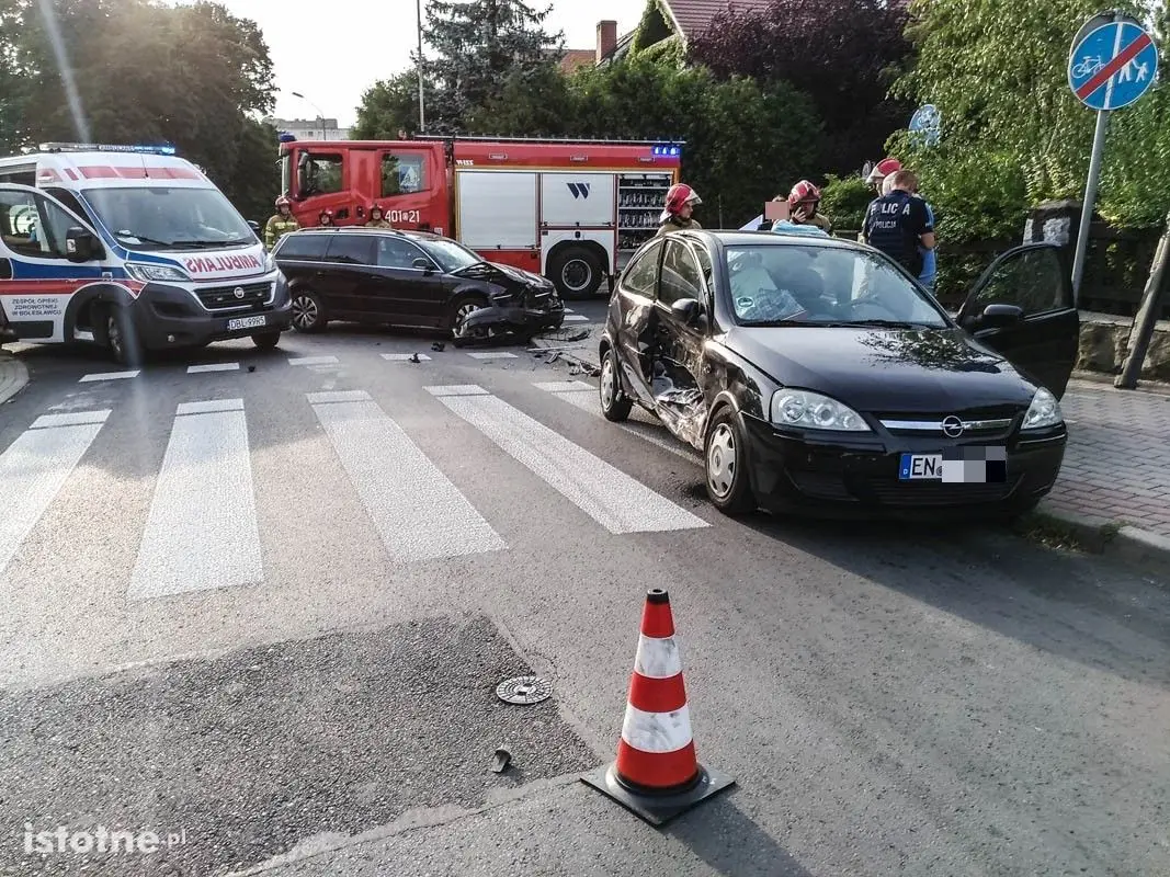 Zderzenie dwóch aut na skrzyżowaniu ulicy Piastów ze Spokojną