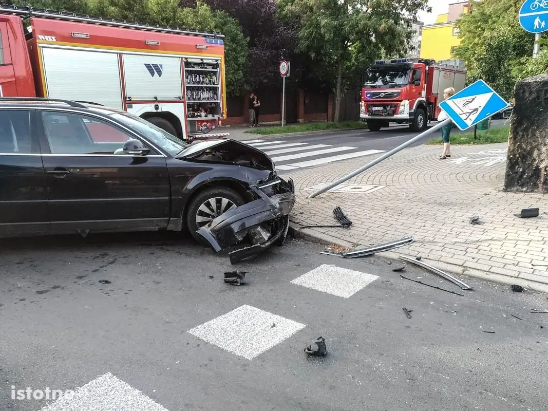 Zderzenie dwóch aut na skrzyżowaniu ulicy Piastów ze Spokojną