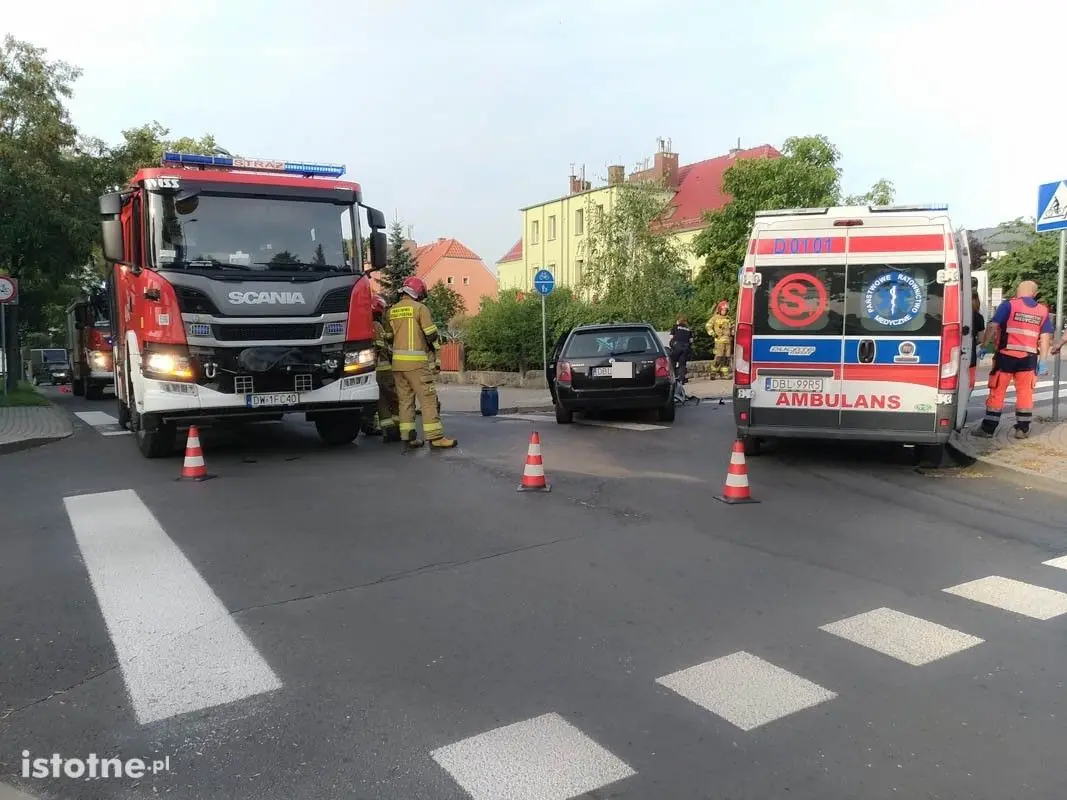Zderzenie dwóch aut na skrzyżowaniu ulicy Piastów ze Spokojną