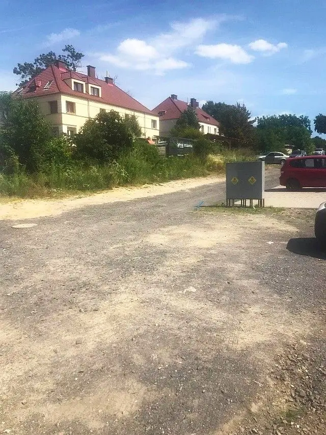 Brak latarni i chodników oraz prowizoryczna droga na osiedlu przy Kleeberga