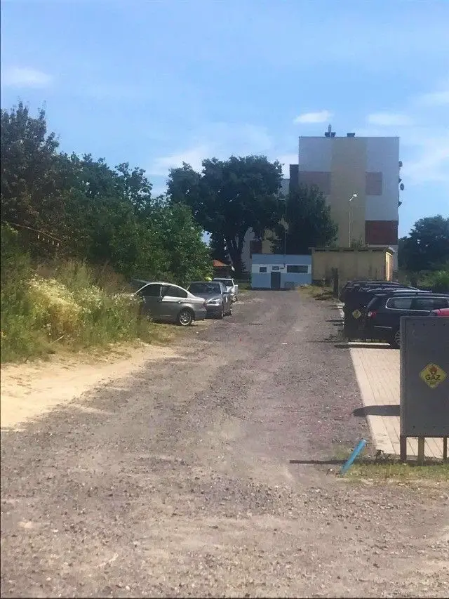 Brak latarni i chodników oraz prowizoryczna droga na osiedlu przy Kleeberga