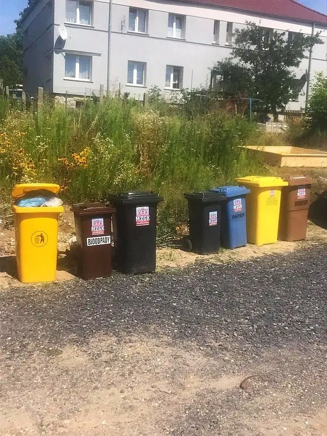 Brak latarni i chodników oraz prowizoryczna droga na osiedlu przy Kleeberga