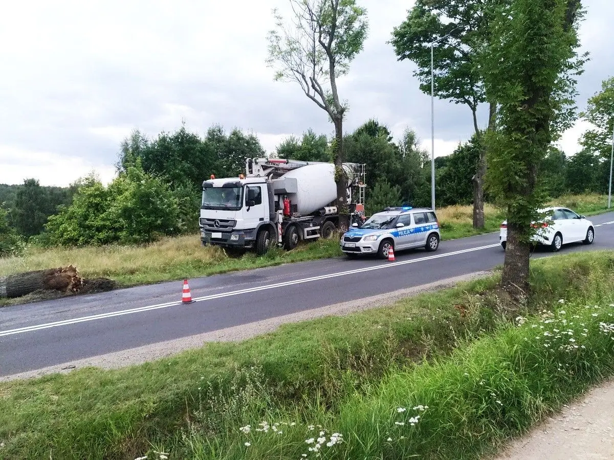 Ciężarówka zahaczyła o drzewo