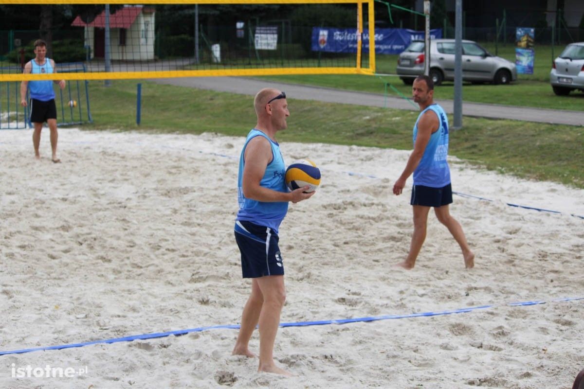 Dolnośląscy strażacy rywalizują w siatkówce plażowej w Bolesławcu
