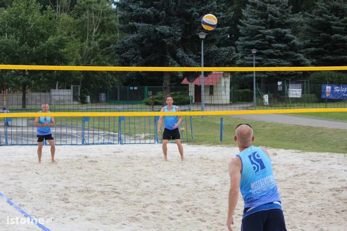 Dolnośląscy strażacy rywalizują w siatkówce plażowej w Bolesławcu