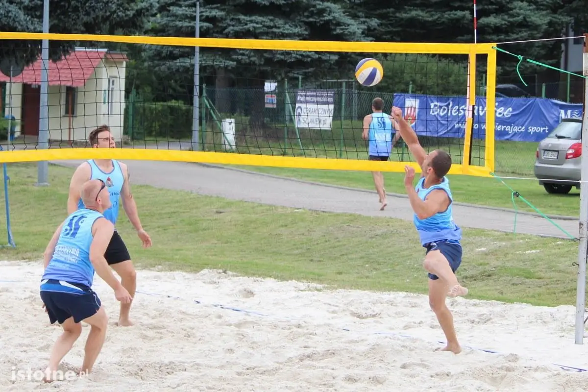 Dolnośląscy strażacy rywalizują w siatkówce plażowej w Bolesławcu