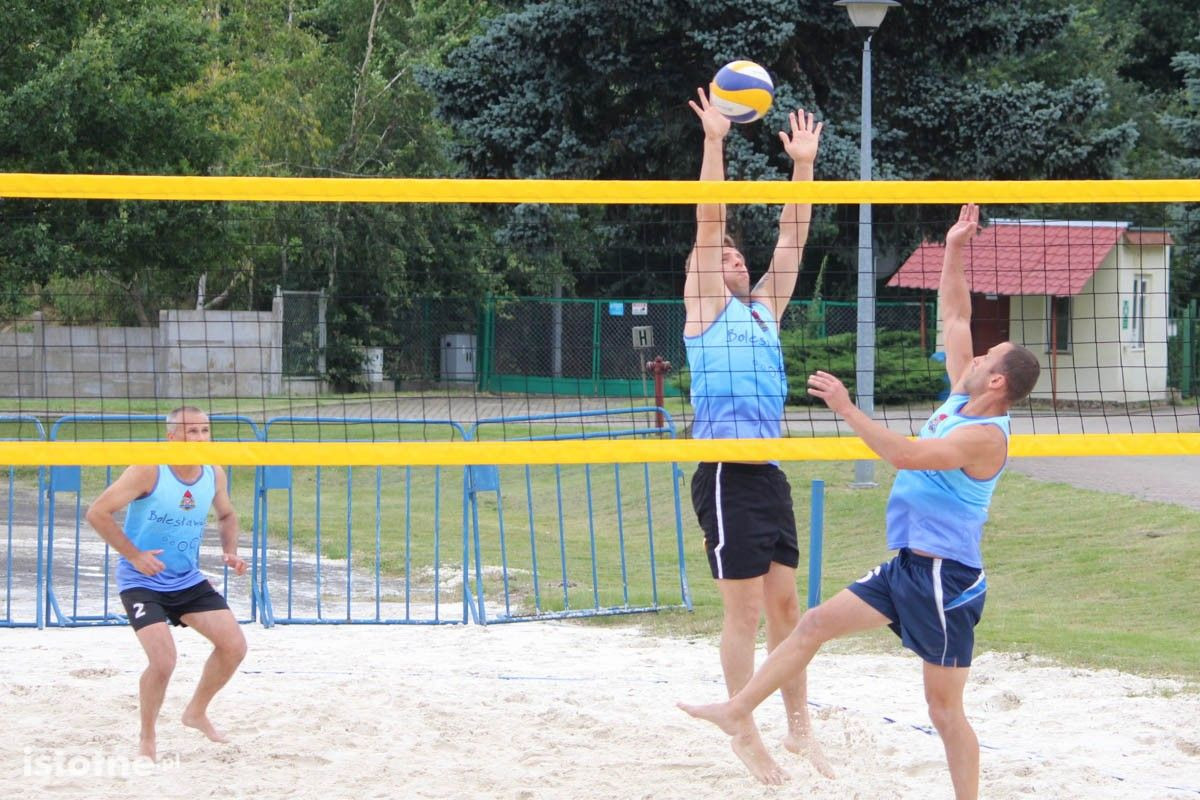 Dolnośląscy strażacy rywalizują w siatkówce plażowej w Bolesławcu